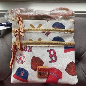 MLB Red Sox NS Triple Zip Crossbody,brand new ,company DOONEY&BOURKE